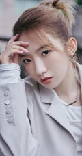 孟美岐浅灰皮质西装套装短裤搭配利落丸子头美拍写真照