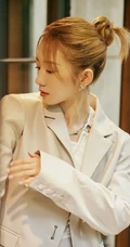 孟美岐浅灰皮质西装套装短裤搭配利落丸子头美拍写真照
