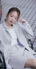 孟美岐浅灰皮质西装套装短裤搭配利落丸子头美拍写真照