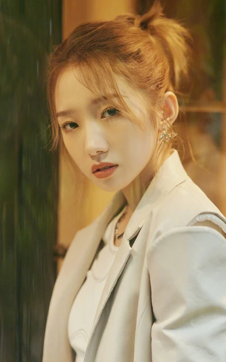 孟美岐浅灰皮质西装套装短裤搭配利落丸子头美拍写真照