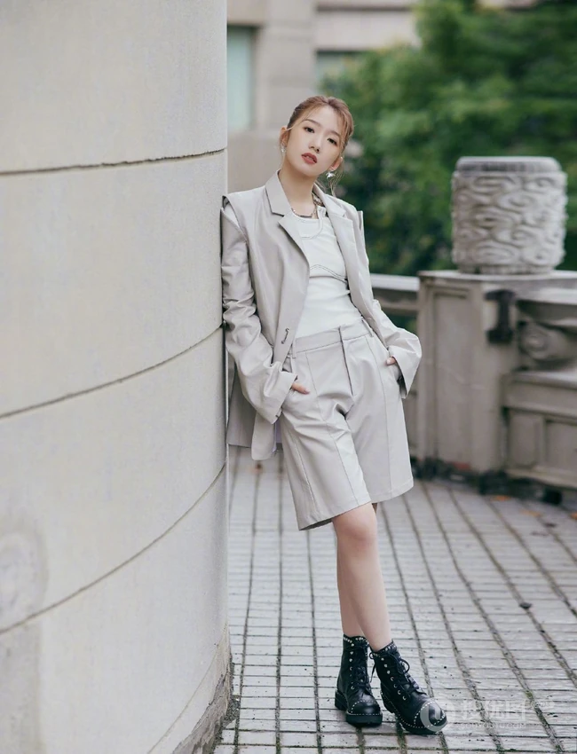 孟美岐浅灰皮质西装套装短裤搭配利落丸子头美拍写真照