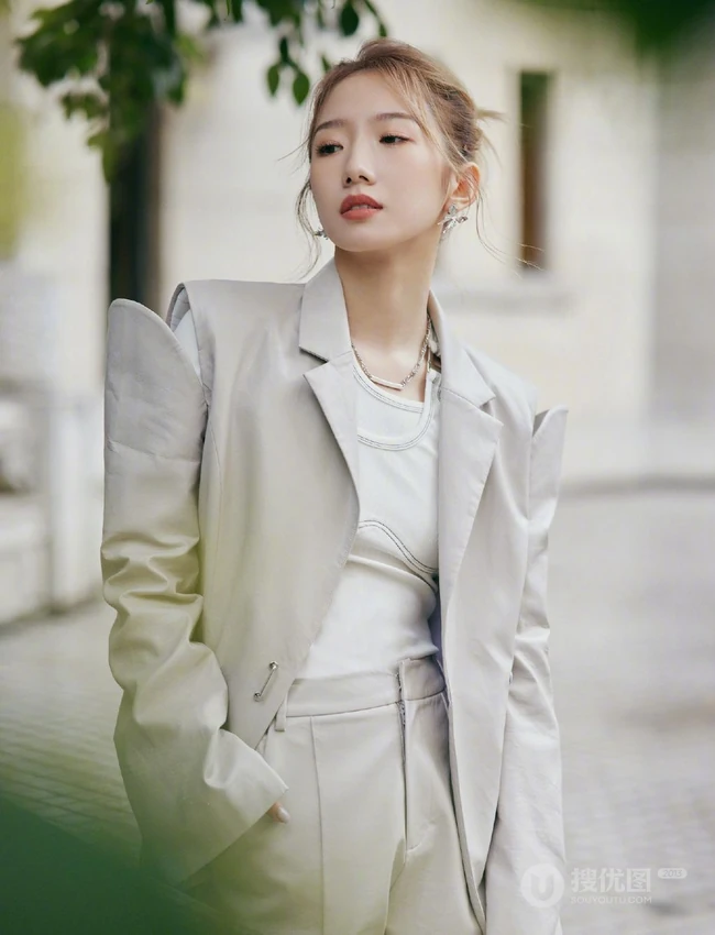 孟美岐浅灰皮质西装套装短裤搭配利落丸子头美拍写真照