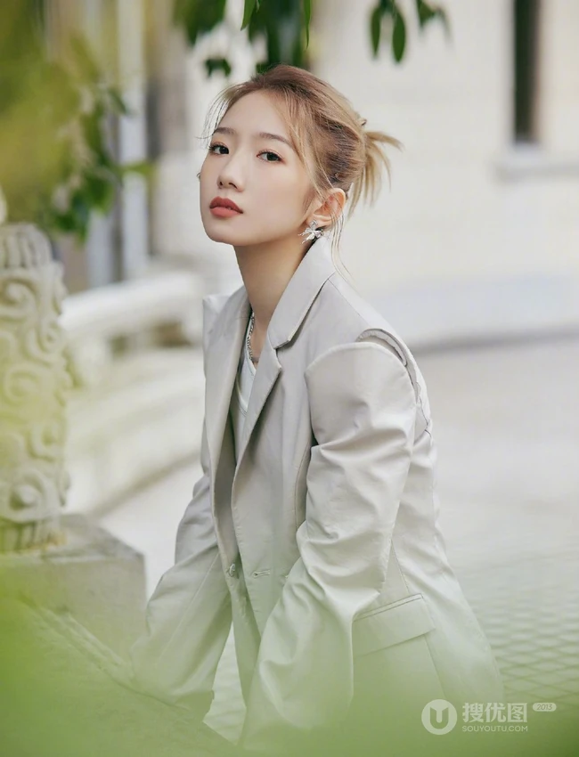 孟美岐浅灰皮质西装套装短裤搭配利落丸子头美拍写真照