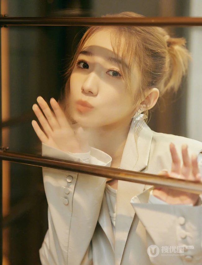孟美岐浅灰皮质西装套装短裤搭配利落丸子头美拍写真照