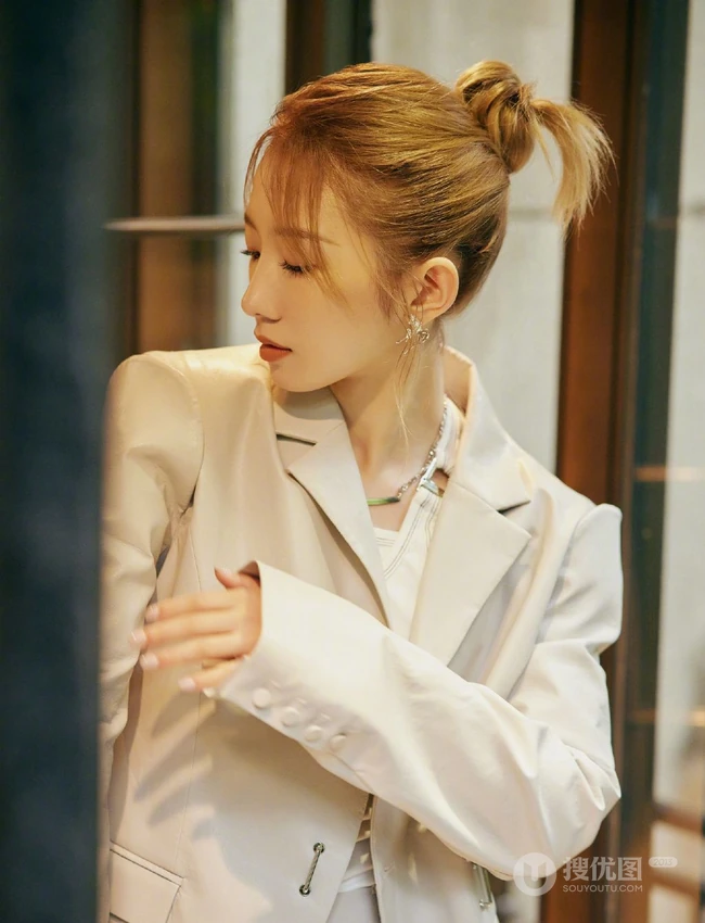 孟美岐浅灰皮质西装套装短裤搭配利落丸子头美拍写真照