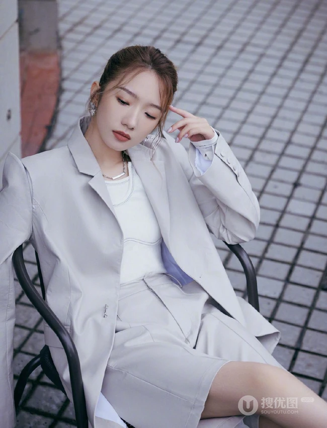 孟美岐浅灰皮质西装套装短裤搭配利落丸子头美拍写真照