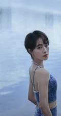 蓝盈莹蓝色肩带人鱼装湖边气质写真大图