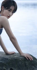 蓝盈莹蓝色肩带人鱼装湖边气质写真大图