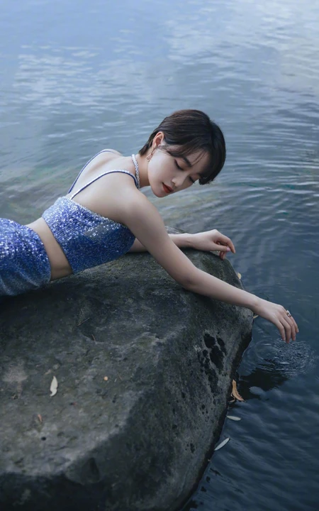 蓝盈莹蓝色肩带人鱼装湖边气质写真大图