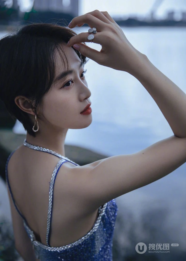 蓝盈莹蓝色肩带人鱼装湖边气质写真大图