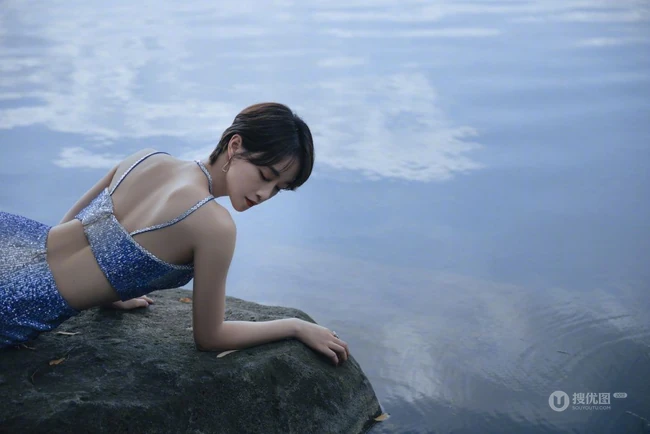 蓝盈莹蓝色肩带人鱼装湖边气质写真大图