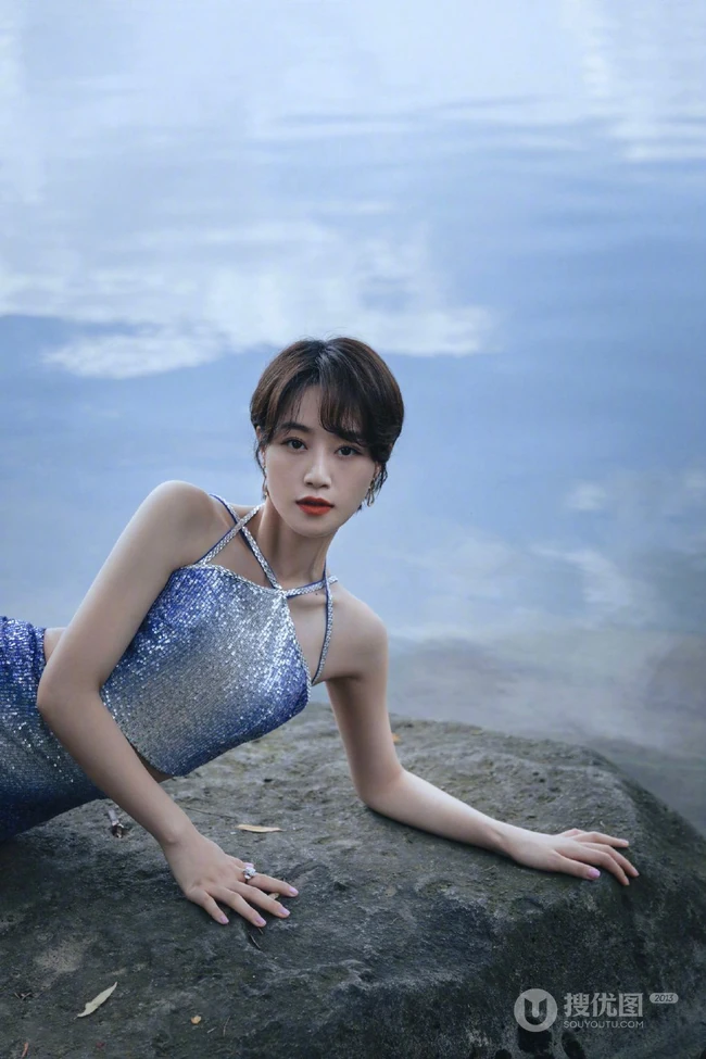 蓝盈莹蓝色肩带人鱼装湖边气质写真大图