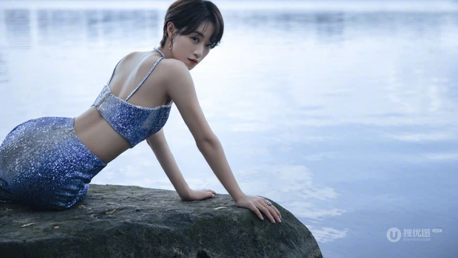 蓝盈莹蓝色肩带人鱼装湖边气质写真大图