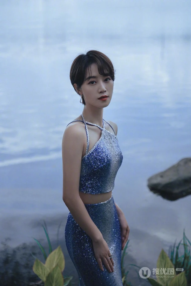 蓝盈莹蓝色肩带人鱼装湖边气质写真大图