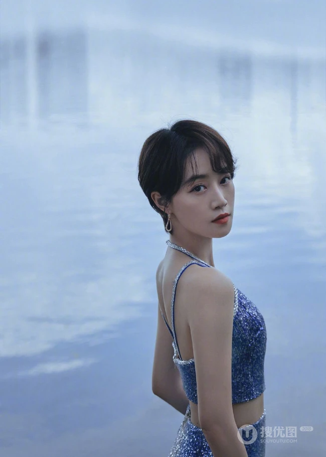 蓝盈莹蓝色肩带人鱼装湖边气质写真大图
