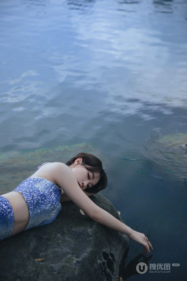 蓝盈莹蓝色肩带人鱼装湖边气质写真大图