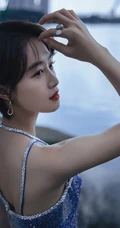 蓝盈莹蓝色肩带人鱼装湖边气质写真大图