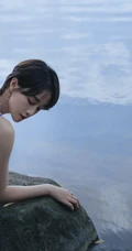 蓝盈莹蓝色肩带人鱼装湖边气质写真大图