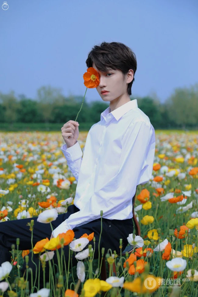干净帅气的衬衫少年元一户外花间唯美写真照片