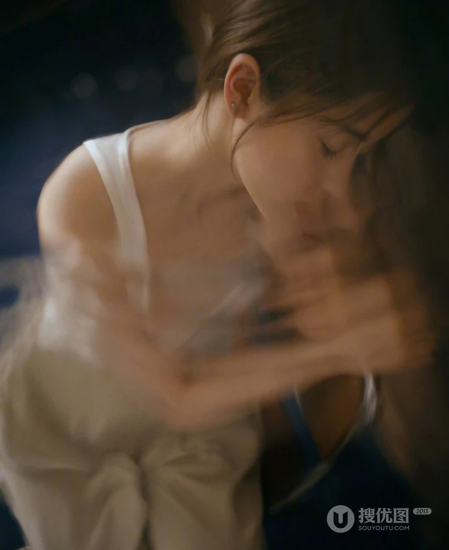 欧阳娜娜多套服饰穿搭气质时尚写真显美肩长腿杂志图片