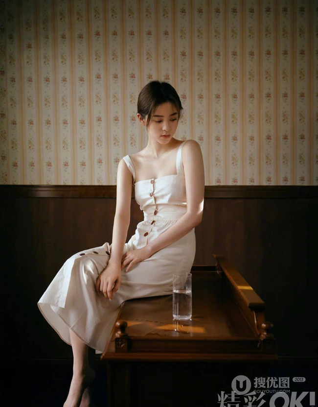 欧阳娜娜多套服饰穿搭气质时尚写真显美肩长腿杂志图片