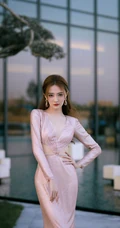 徐璐干净简洁白背心牛仔裤穿搭街拍闲逛可爱写真图片
