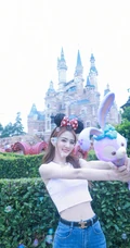 徐璐干净简洁白背心牛仔裤穿搭街拍闲逛可爱写真图片