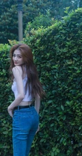 徐璐干净简洁白背心牛仔裤穿搭街拍闲逛可爱写真图片