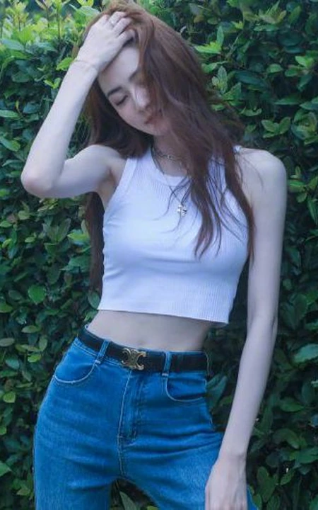 徐璐干净简洁白背心牛仔裤穿搭街拍闲逛可爱写真图片