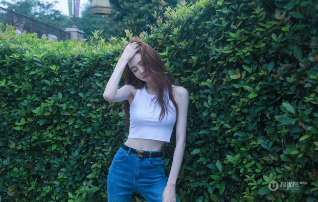 徐璐干净简洁白背心牛仔裤穿搭街拍闲逛可爱写真图片