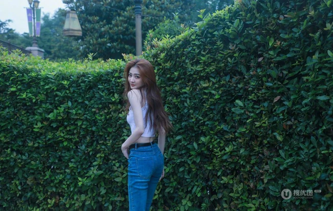 徐璐干净简洁白背心牛仔裤穿搭街拍闲逛可爱写真图片