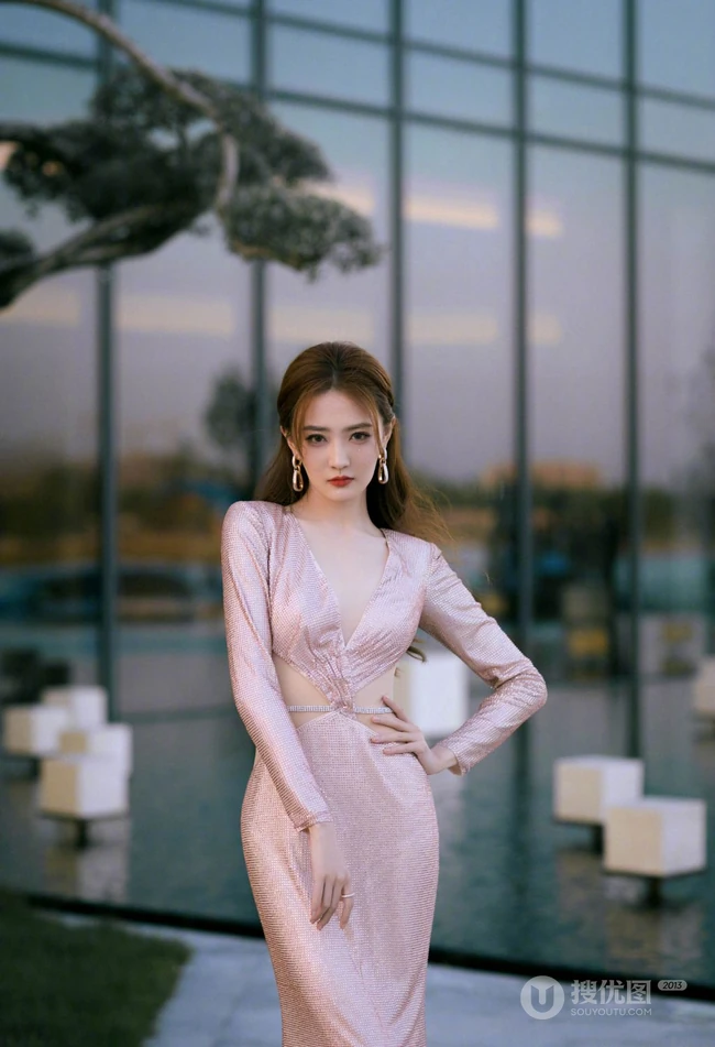徐璐干净简洁白背心牛仔裤穿搭街拍闲逛可爱写真图片