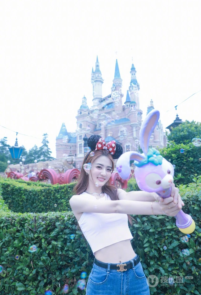 徐璐干净简洁白背心牛仔裤穿搭街拍闲逛可爱写真图片