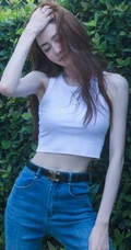 徐璐干净简洁白背心牛仔裤穿搭街拍闲逛可爱写真图片