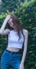 徐璐干净简洁白背心牛仔裤穿搭街拍闲逛可爱写真图片