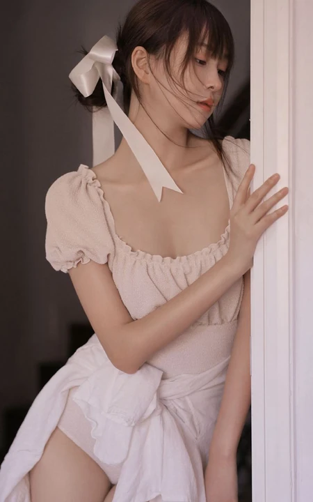 夏天该有的样子，大长腿漂亮少女肉色纱裙气质居家写真照片