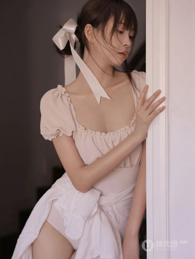 夏天该有的样子，大长腿漂亮少女肉色纱裙气质居家写真照片