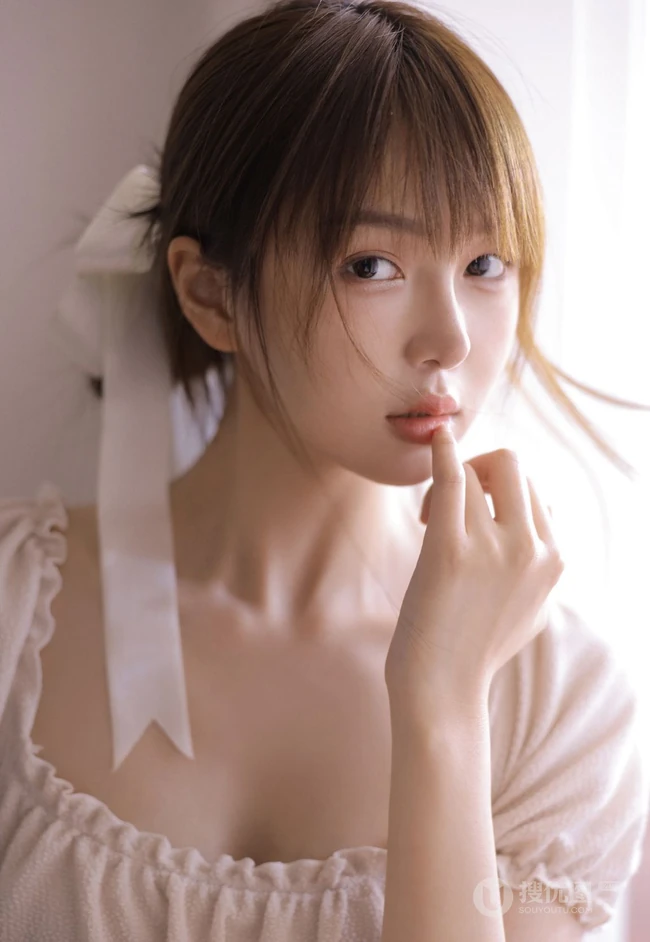 夏天该有的样子，大长腿漂亮少女肉色纱裙气质居家写真照片