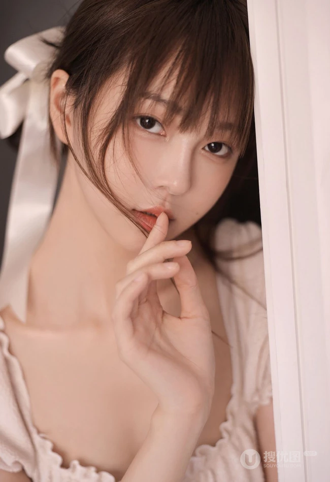 夏天该有的样子，大长腿漂亮少女肉色纱裙气质居家写真照片