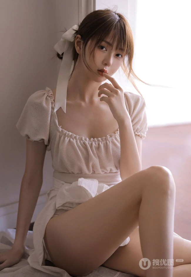 夏天该有的样子，大长腿漂亮少女肉色纱裙气质居家写真照片