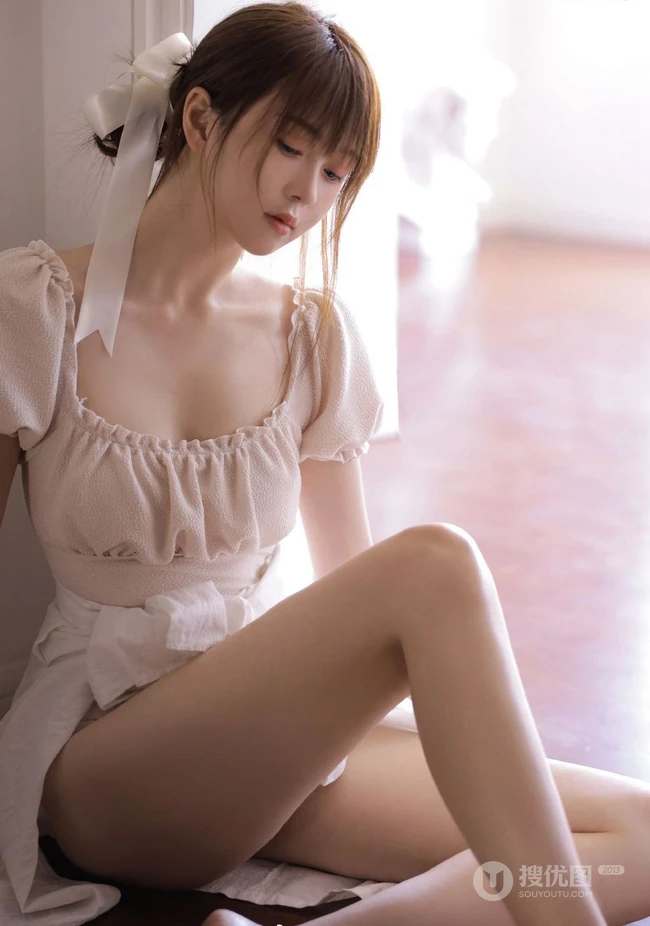 夏天该有的样子，大长腿漂亮少女肉色纱裙气质居家写真照片