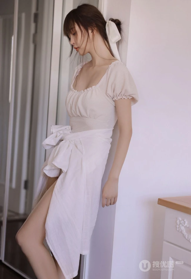 夏天该有的样子，大长腿漂亮少女肉色纱裙气质居家写真照片