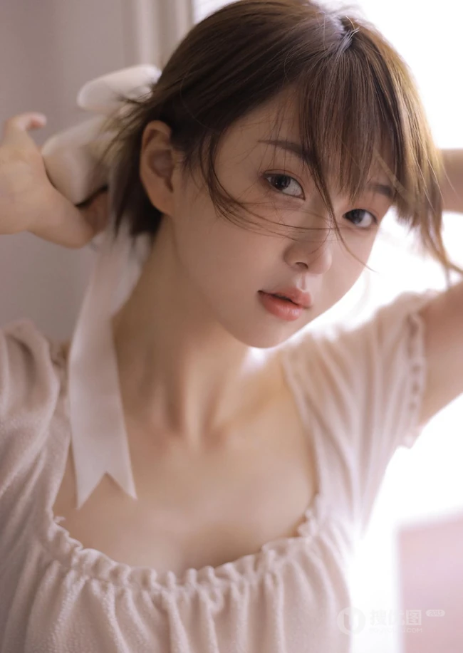 夏天该有的样子，大长腿漂亮少女肉色纱裙气质居家写真照片