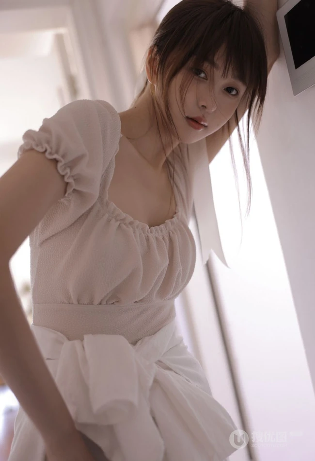 夏天该有的样子，大长腿漂亮少女肉色纱裙气质居家写真照片