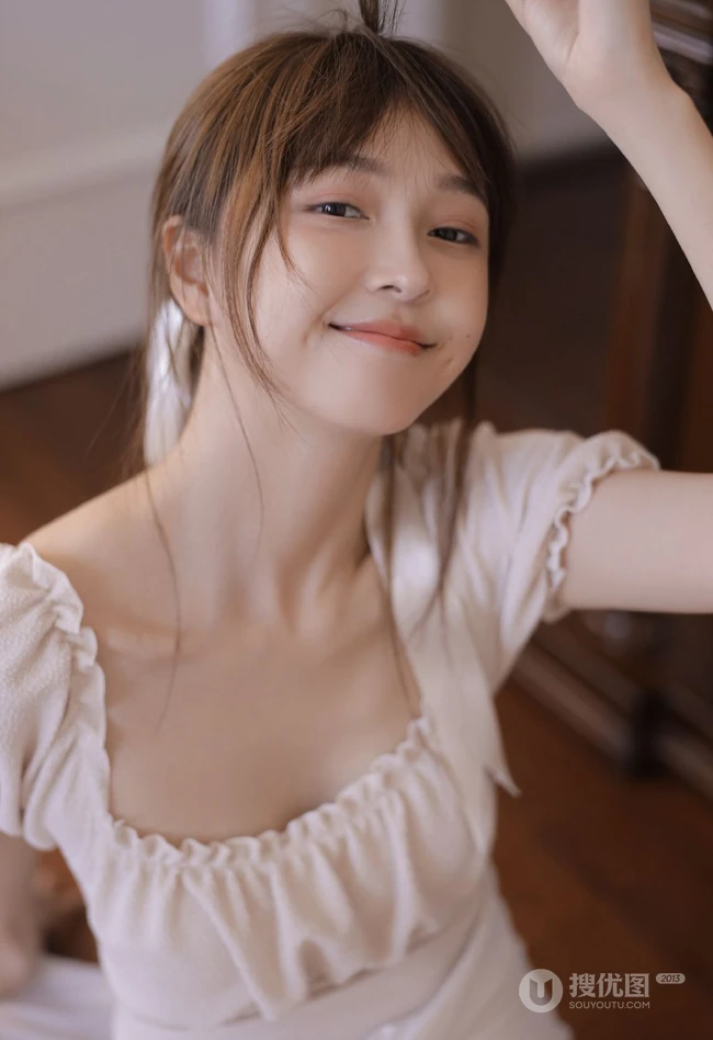 夏天该有的样子，大长腿漂亮少女肉色纱裙气质居家写真照片