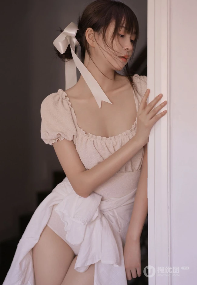 夏天该有的样子，大长腿漂亮少女肉色纱裙气质居家写真照片