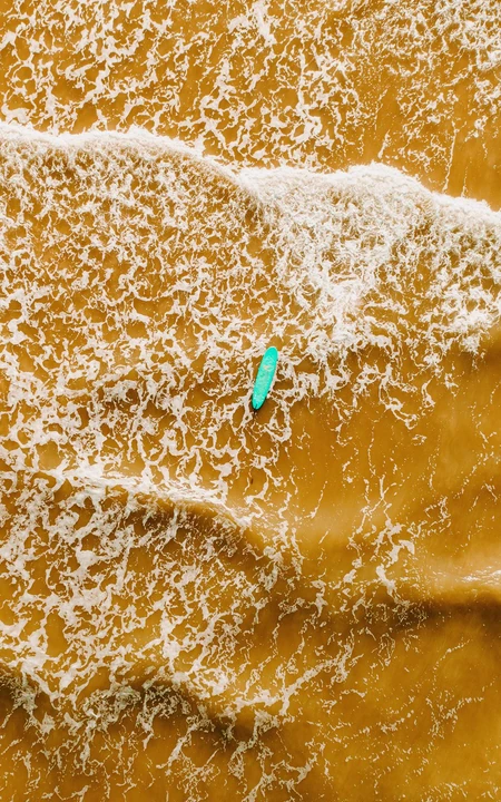 俯瞰视觉下的金黄的沙滩和翻滚的海浪唯美手机壁纸图片