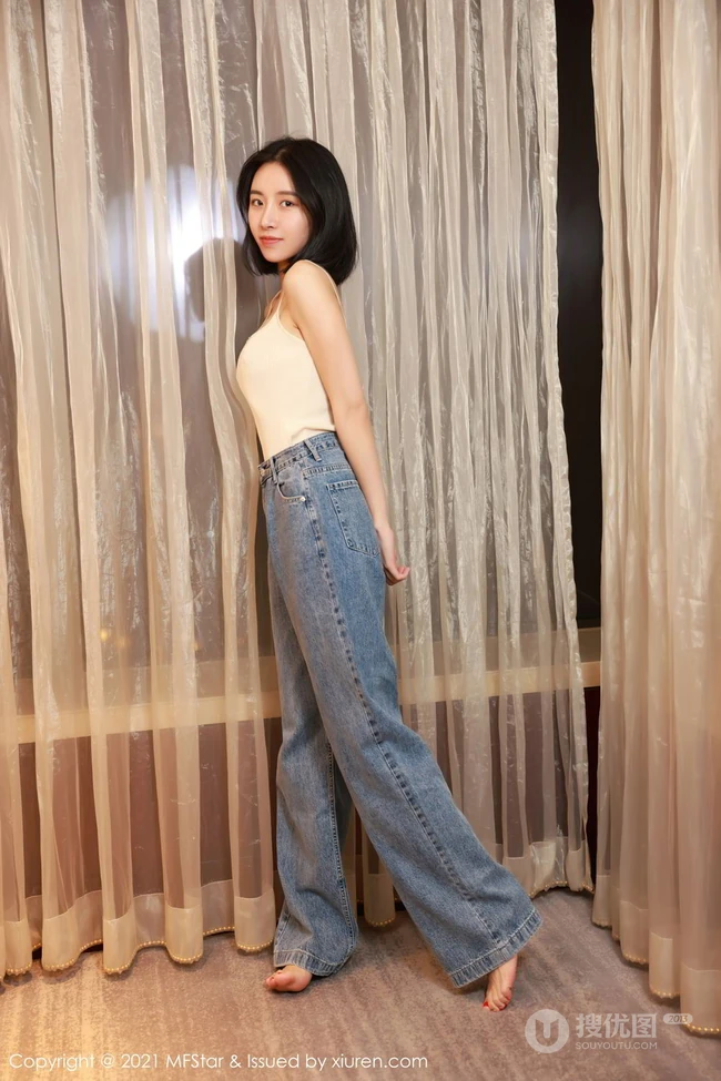 清甜动人齐肩短发女生背心牛仔裤穿搭显苗条身材纤细线条写真套图