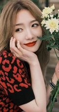孟美岐金色发型时尚靓丽户外写真图片