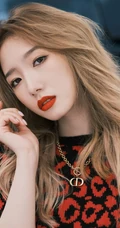 孟美岐金色发型时尚靓丽户外写真图片